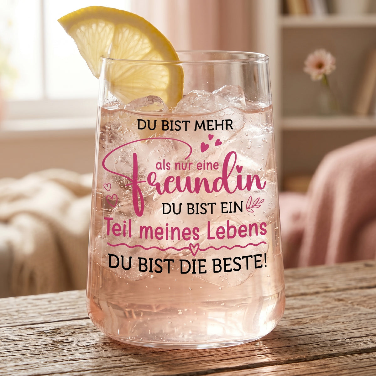 Saftglas mit Spruch für die beste Freundin, gefüllt mit hellem Getränk und Zitronenscheibe in wohnlicher Szene