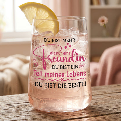 Saftglas mit Spruch für die beste Freundin, gefüllt mit hellem Getränk und Zitronenscheibe in wohnlicher Szene
