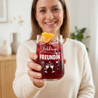 Frau hält ein Trinkglas mit Motiv Lieblingsfreundin und rotem Getränk in der Hand, dekorativ inszeniert als Geschenk für die beste Freundin