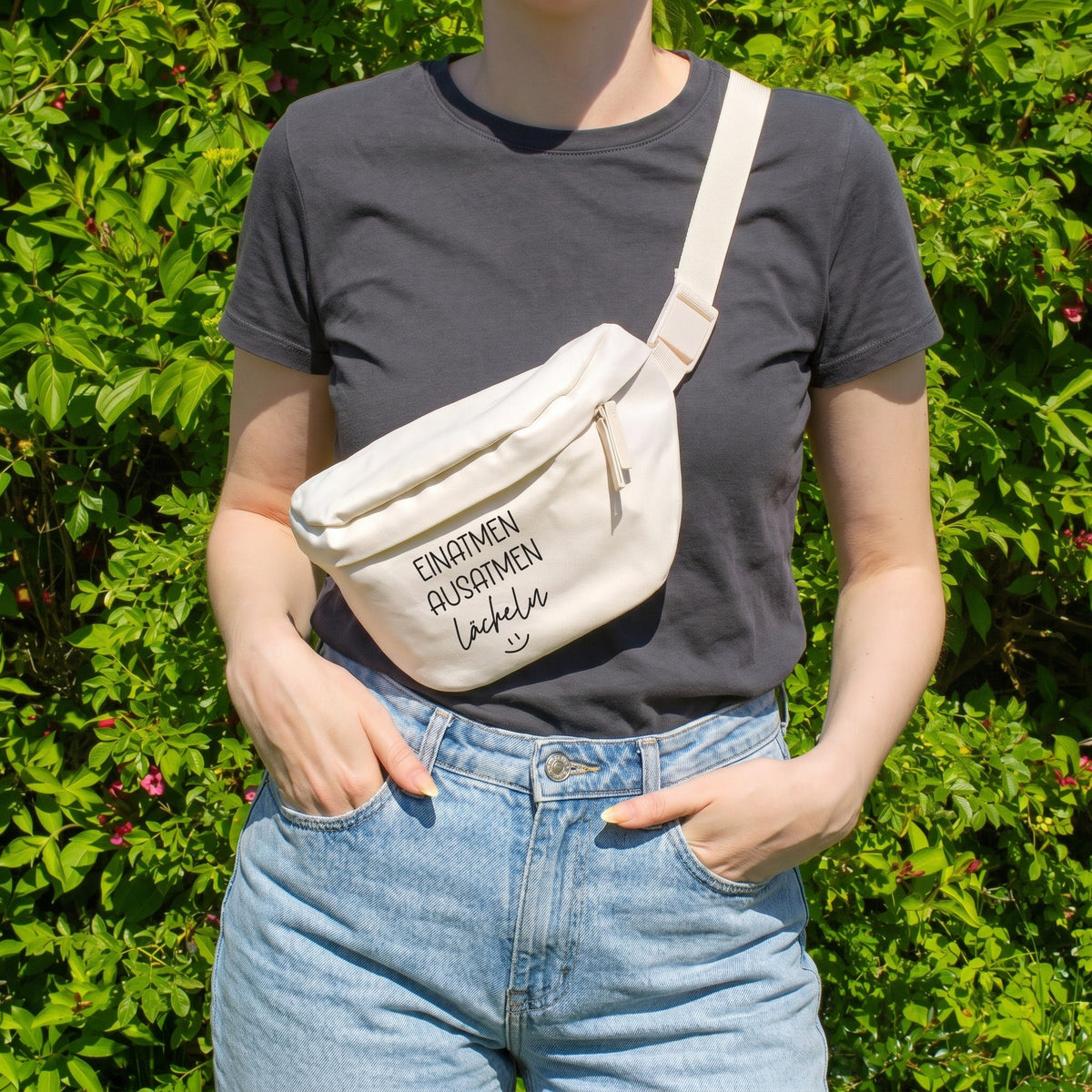 Cremefarbene Bauchtasche mit Spruch Einatmen Ausatmen Lächeln als Crossbody Tasche getragen