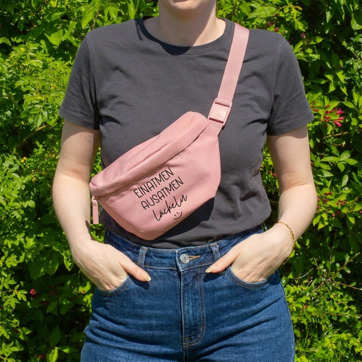 Rosafarbene Bauchtasche mit Spruch Einatmen Ausatmen Lächeln als Crossbody Tasche getragen