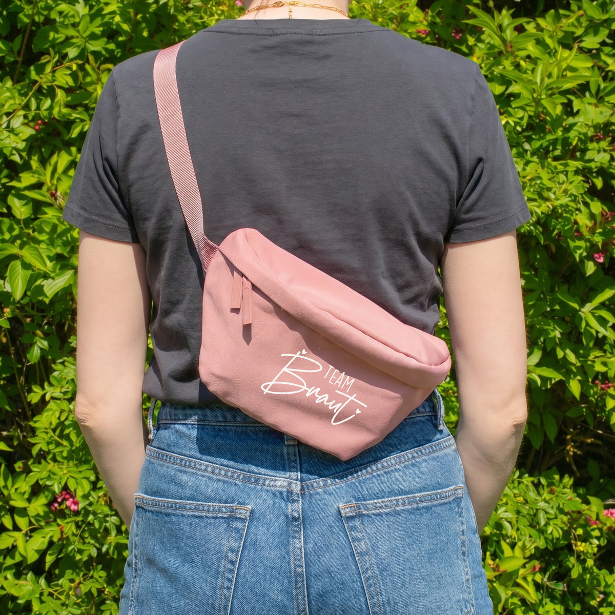 Rosa Team Braut Bauchtasche als Crossbody Bag, getragen von hinten beim Junggesellinnenabschied