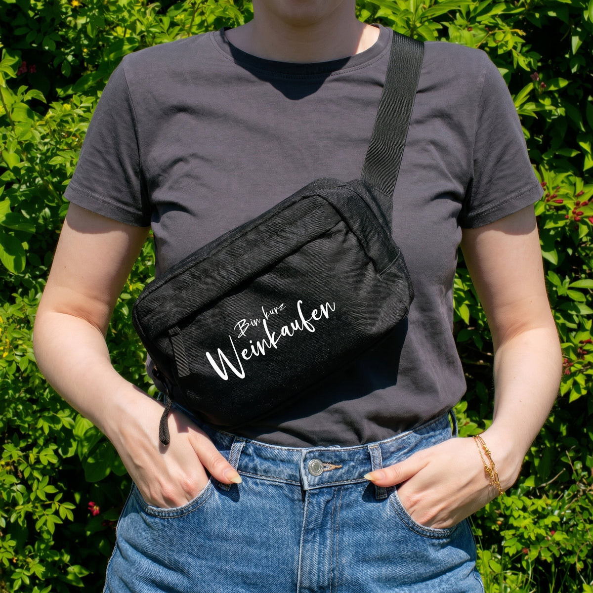 Schwarze Bauchtasche mit Spruch Bin kurz Weinkaufen als Crossbody Bag getragen