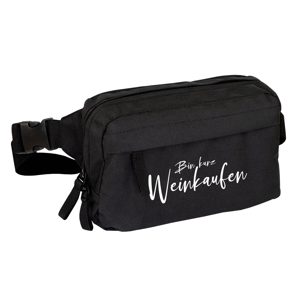 Schwarze Bauchtasche mit weißem Spruch Bin kurz Weinkaufen auf weißem Hintergrund