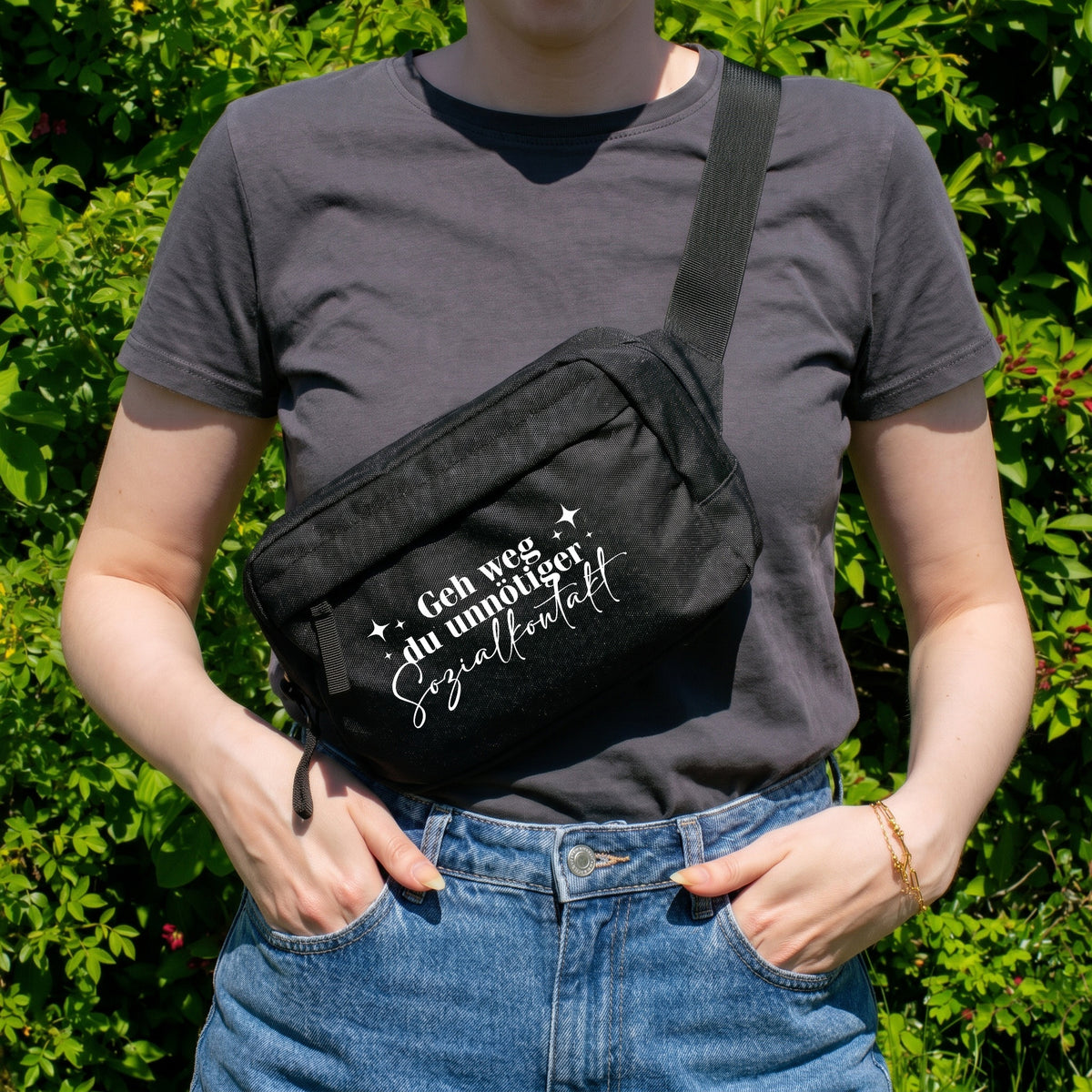 Schwarze Bauchtasche mit Spruch Geh weg du unnötiger Sozialkontakt als Crossbody Bag getragen
