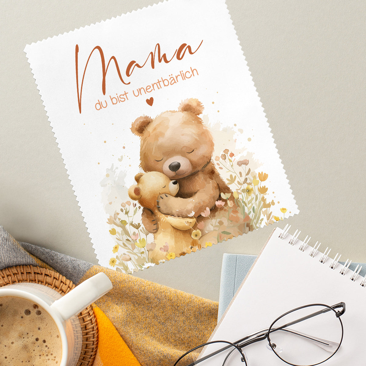 Brillenputztuch für Mama mit Bärenmotiv und Spruch „Mama du bist unentbärlich“ auf Tisch mit Kaffee und Brille