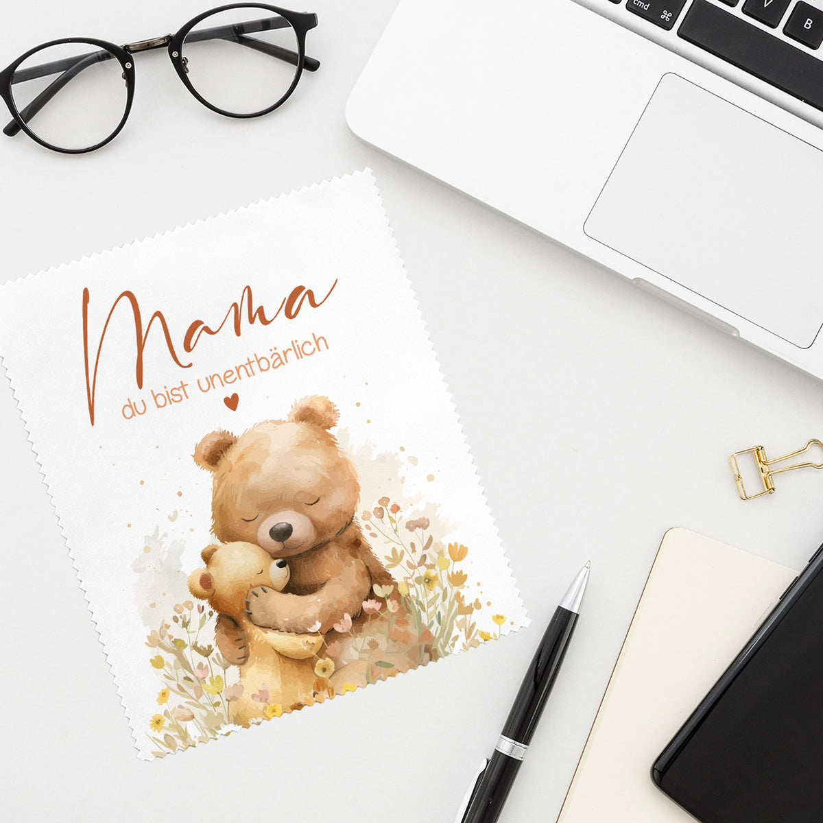 Mikrofasertuch mit Mama Motiv und Bären Illustration neben Laptop, Brille und Notizbuch