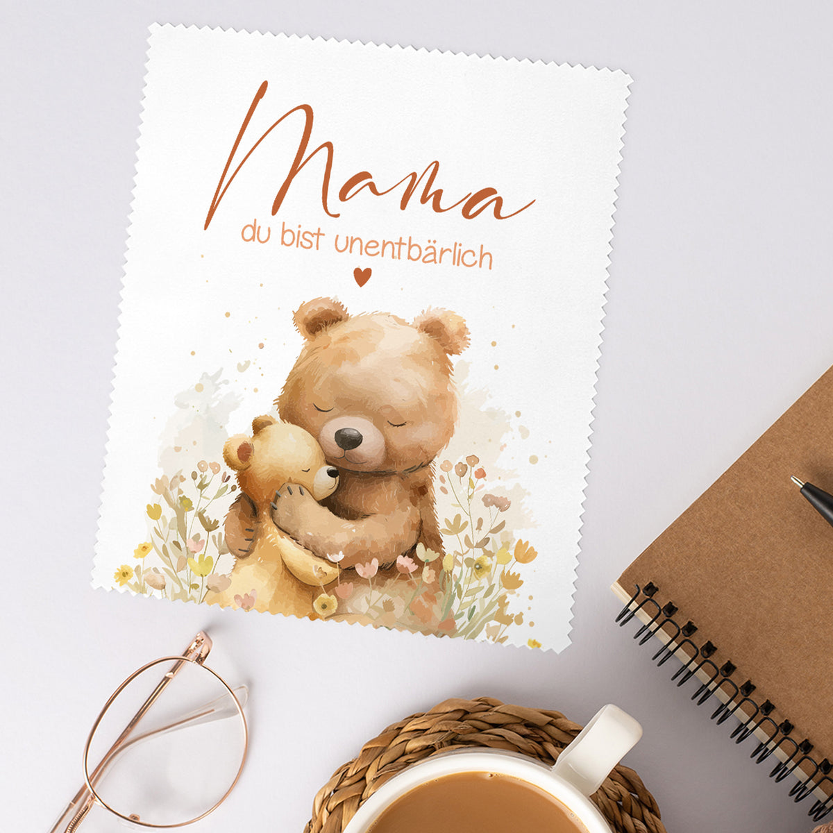 Brillenputztuch für Mutter mit Bärenmotiv dekorativ neben Tasse und Brille platziert