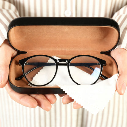 Brille im Etui mit Mikrofasertuch als praktisches Reinigungszubehör für Mama