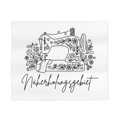 Weiße Kuscheldecke mit Nähmaschine, Blumen und Schriftzug Näherholungsgebiet