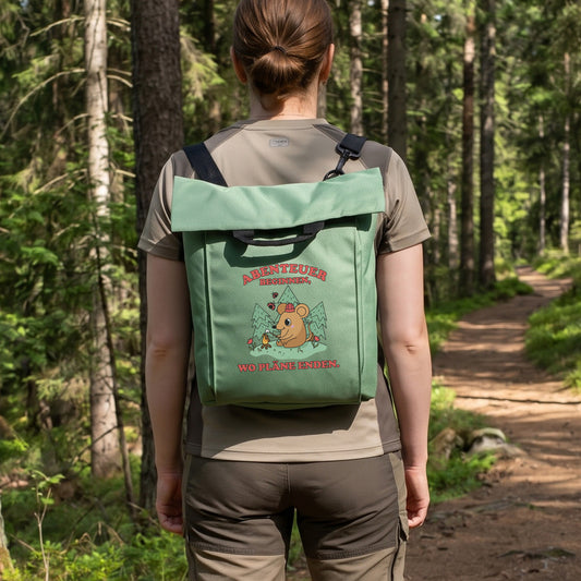 Beiger 2-in-1 Rucksack mit Abenteuer-Maus Motiv und Becher als Geschenkidee für Camping und Freizeit