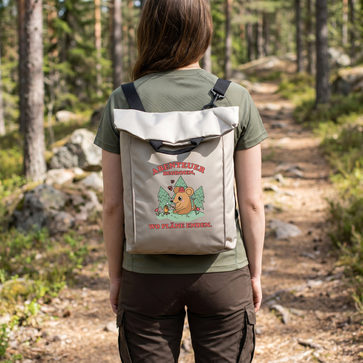 Beiger Rucksack mit Abenteuer-Maus Motiv, Campingmotiv und Spruch „Abenteuer beginnen, wo Pläne enden.“