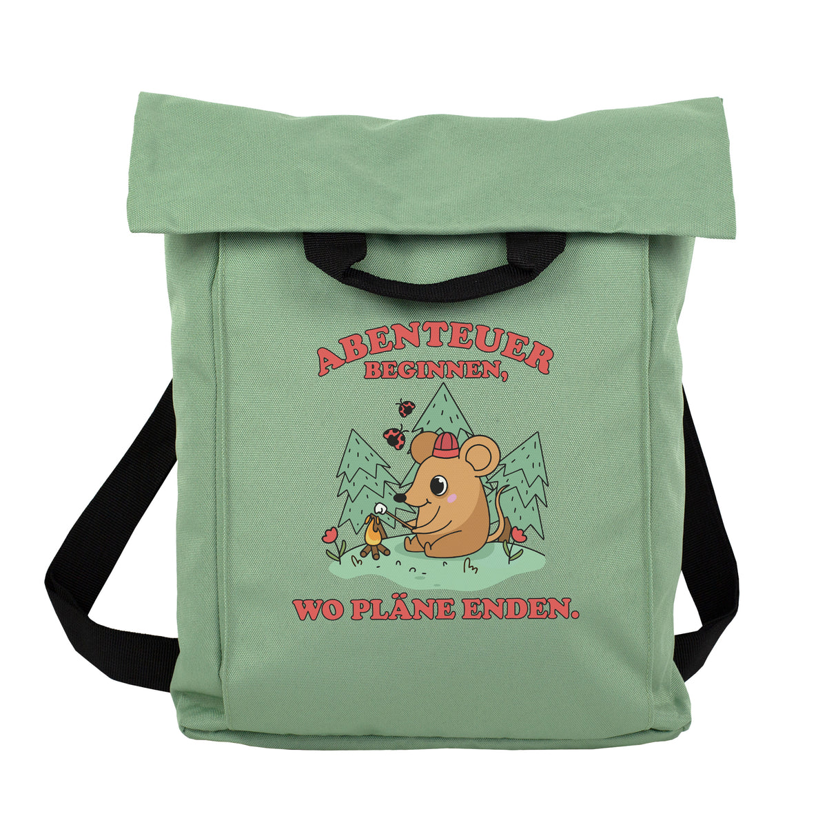 Beiger Rucksack mit Abenteuer-Maus Motiv wird beim Wandern im Wald auf dem Rücken getragen