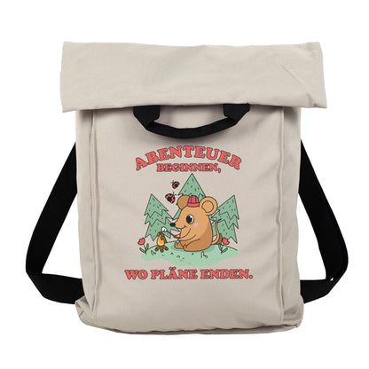 Jadegrüner Rucksack mit Abenteuer-Maus Motiv auf weißem Hintergrund als Produktansicht