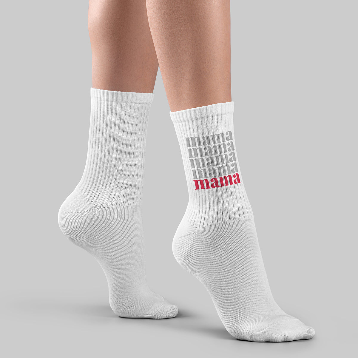 Seitliche Ansicht von getragenen Mama Socken mit modernem Schriftzug