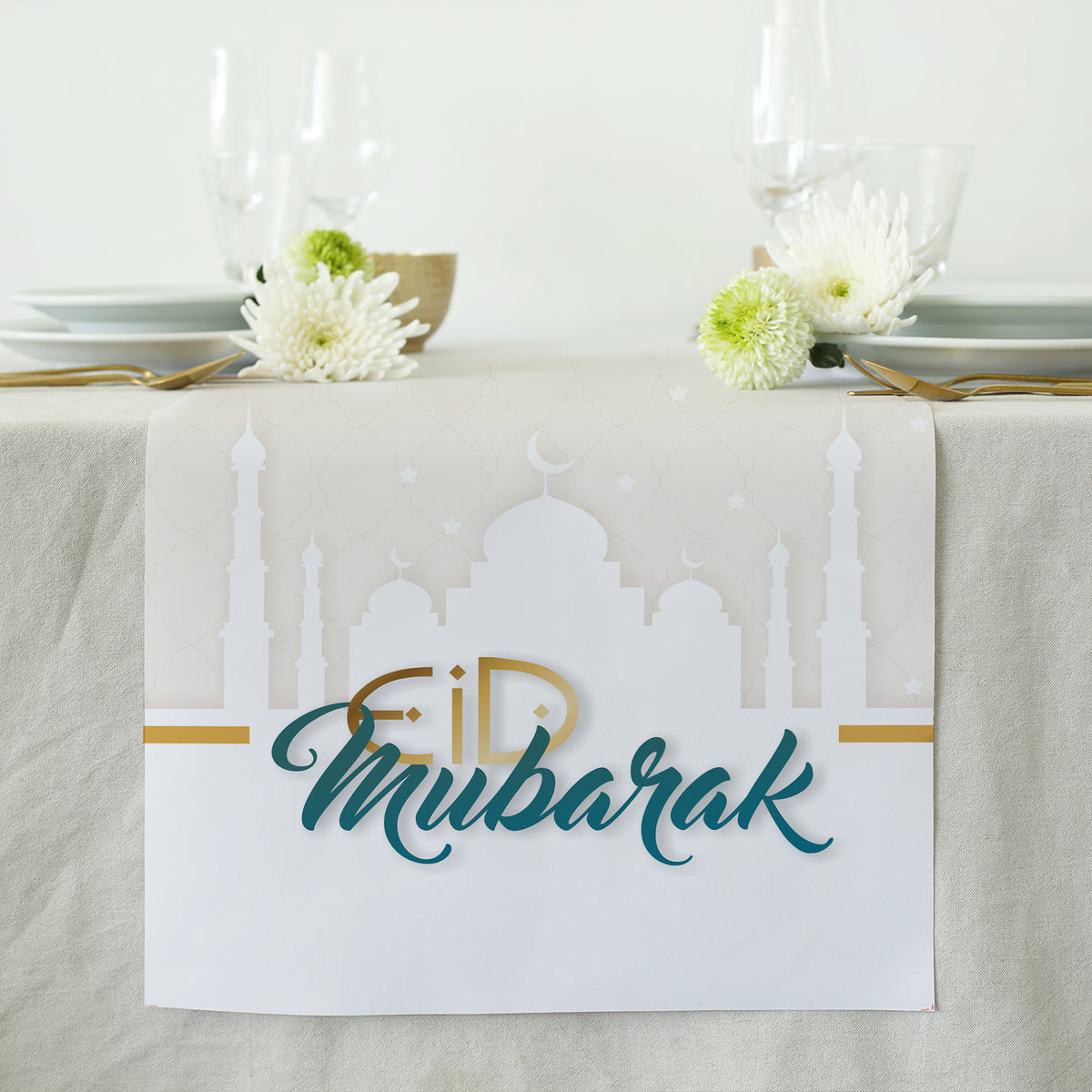 Tischläufer zu Eid Mubarak mit goldenen Akzenten und orientalischem Design