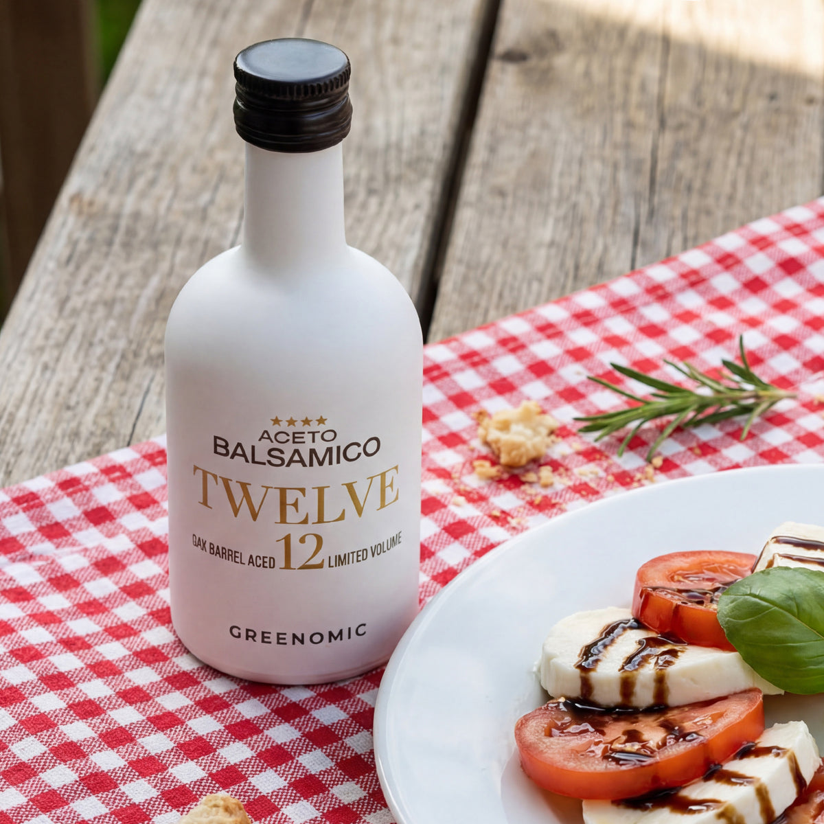 Weißer Balsamico Twelve von Greenomic dekorativ auf Holztisch
