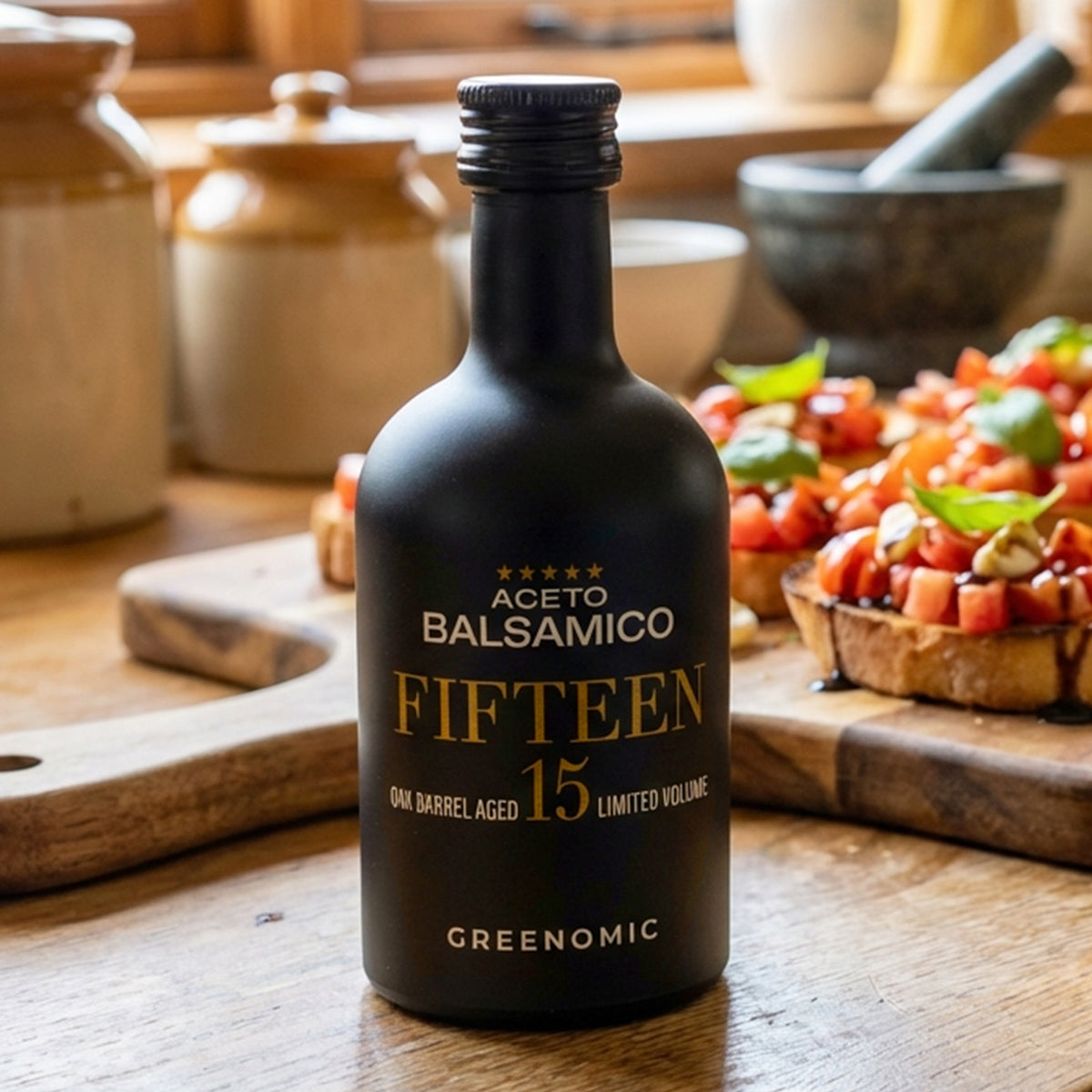 Schwarze Keramikflasche Fifteen mit Bruschetta im Hintergrund