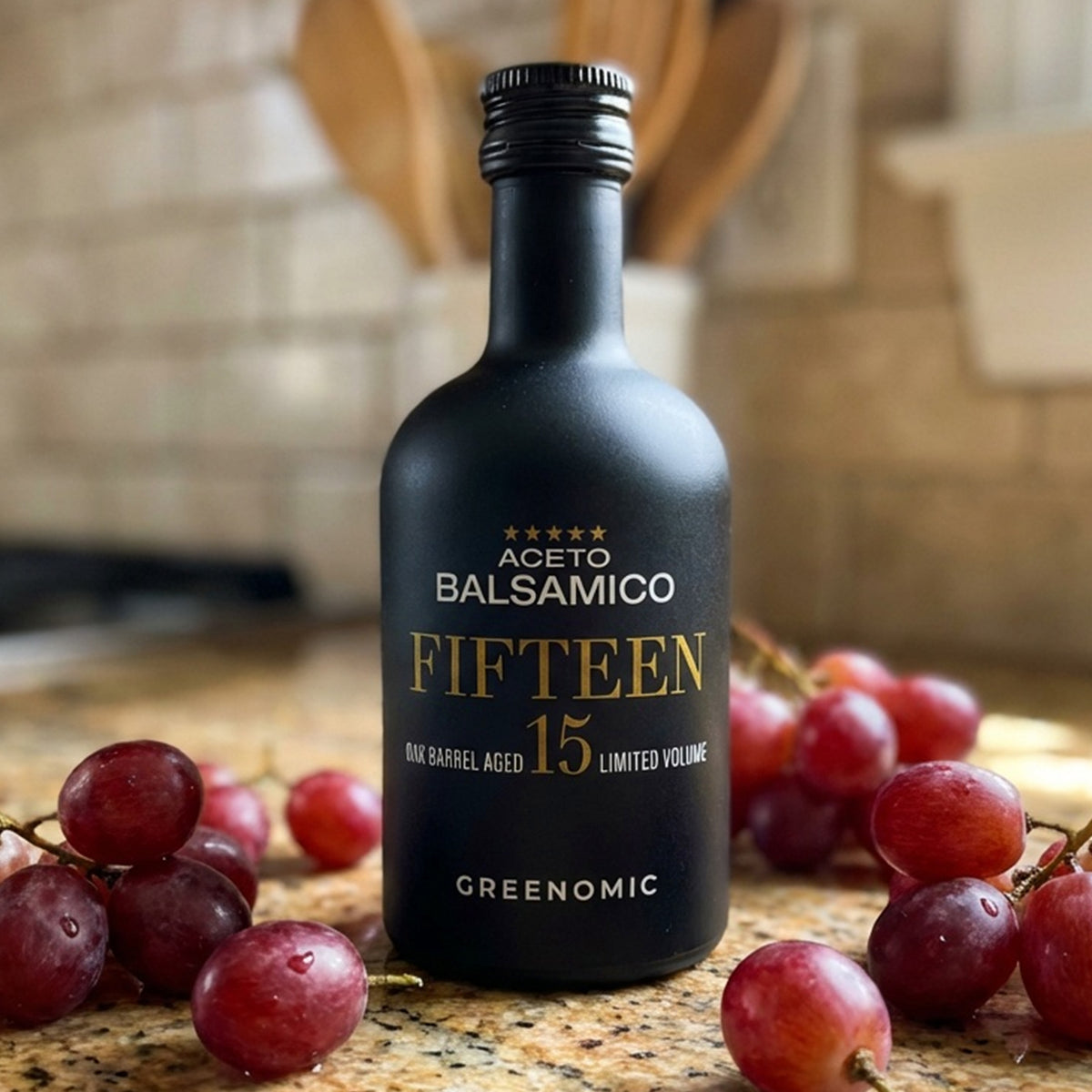 Greenomic Aceto Balsamico Fifteen in schwarzer Designerflasche mit Trauben