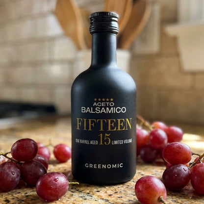 Greenomic Aceto Balsamico Fifteen in schwarzer Designerflasche mit Trauben