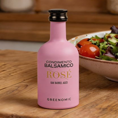 Condimento Balsamico Rosé von Greenomic neben frischem Salat