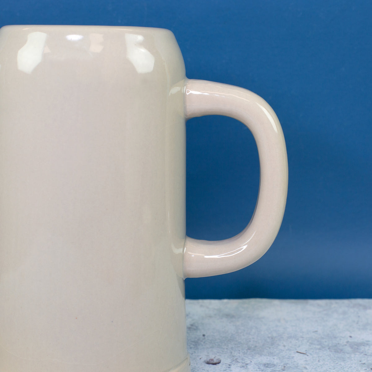 Detailansicht Henkel des Steingut Bierkrug aus Keramik