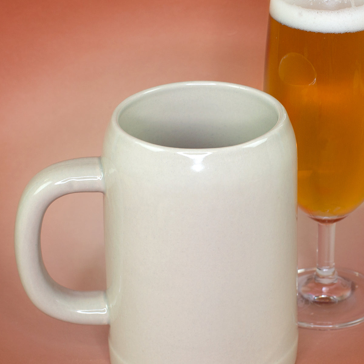 Detailansicht Rand des Steingut Bierkrug aus Keramik