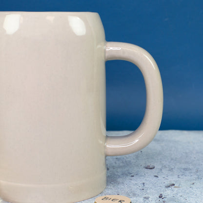 Detailansicht Henkel des Steingut Bierkrug aus Keramik