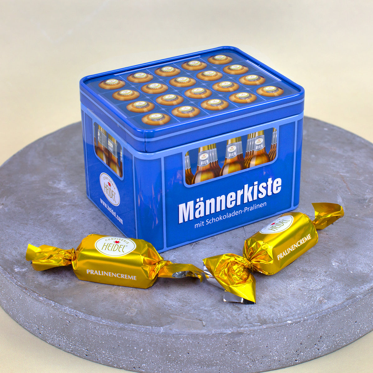 Männerkiste aus Metall im Bierkasten Design mit Schokoladen-Pralinen als Geschenk für Männer