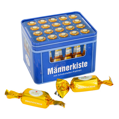 Männerkiste mit Schokoladen-Pralinen auf weißem Hintergrund als Geschenk für Männer