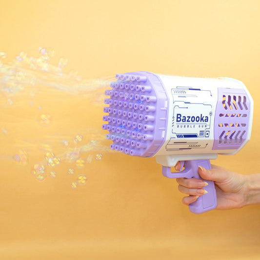Seifenblasenmaschine Bubble Gun Bazooka mit LED in der Hand und vielen Seifenblasen auf gelbem Hintergrund