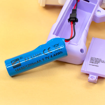 Nahaufnahme vom Lithium-Ionen-Akku 18650 der Bubble Gun mit CE-Kennzeichnung