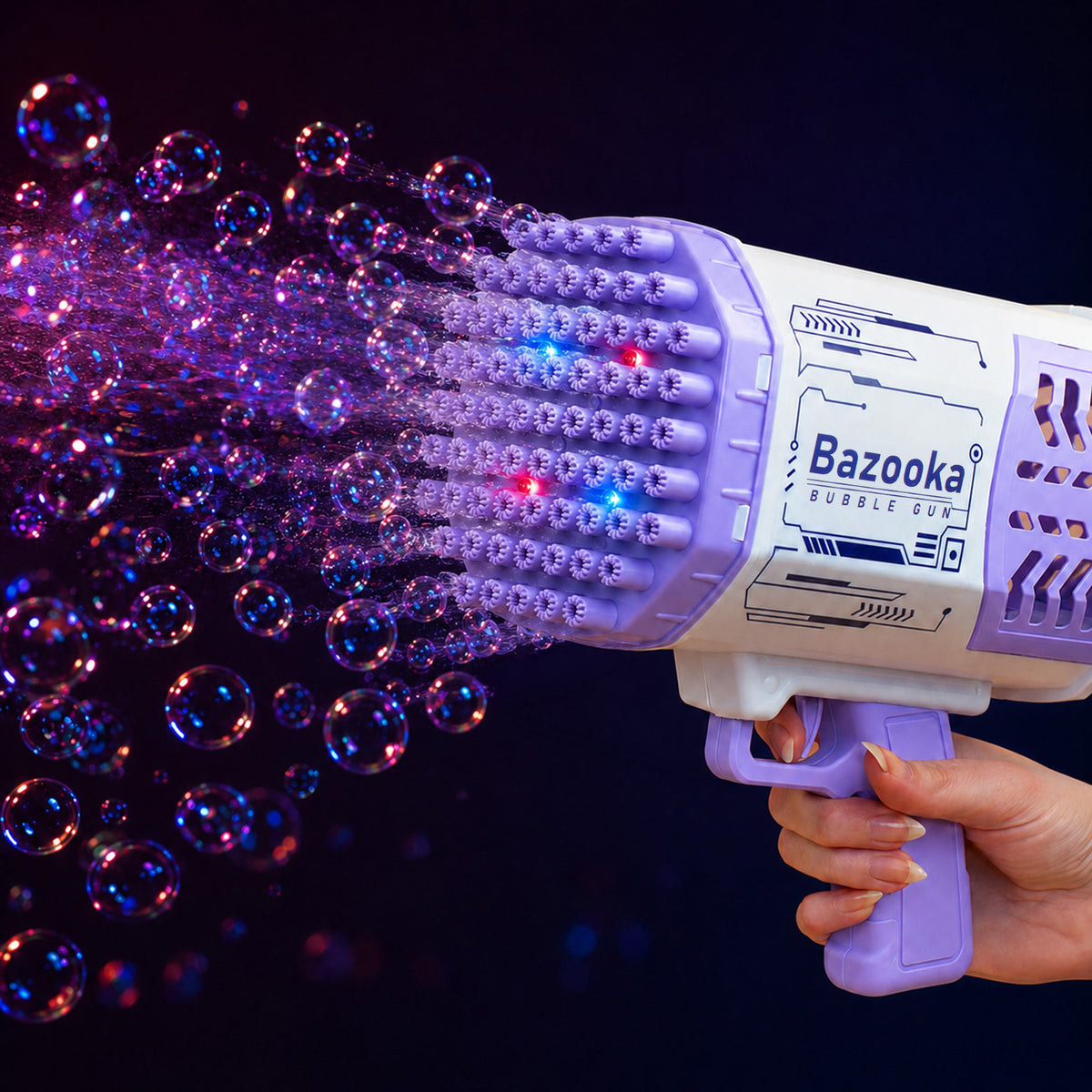 Seifenblasenmaschine Bubble Gun Bazooka mit LED in der Hand und vielen bunten Seifenblasen auf dunklem Hintergrund