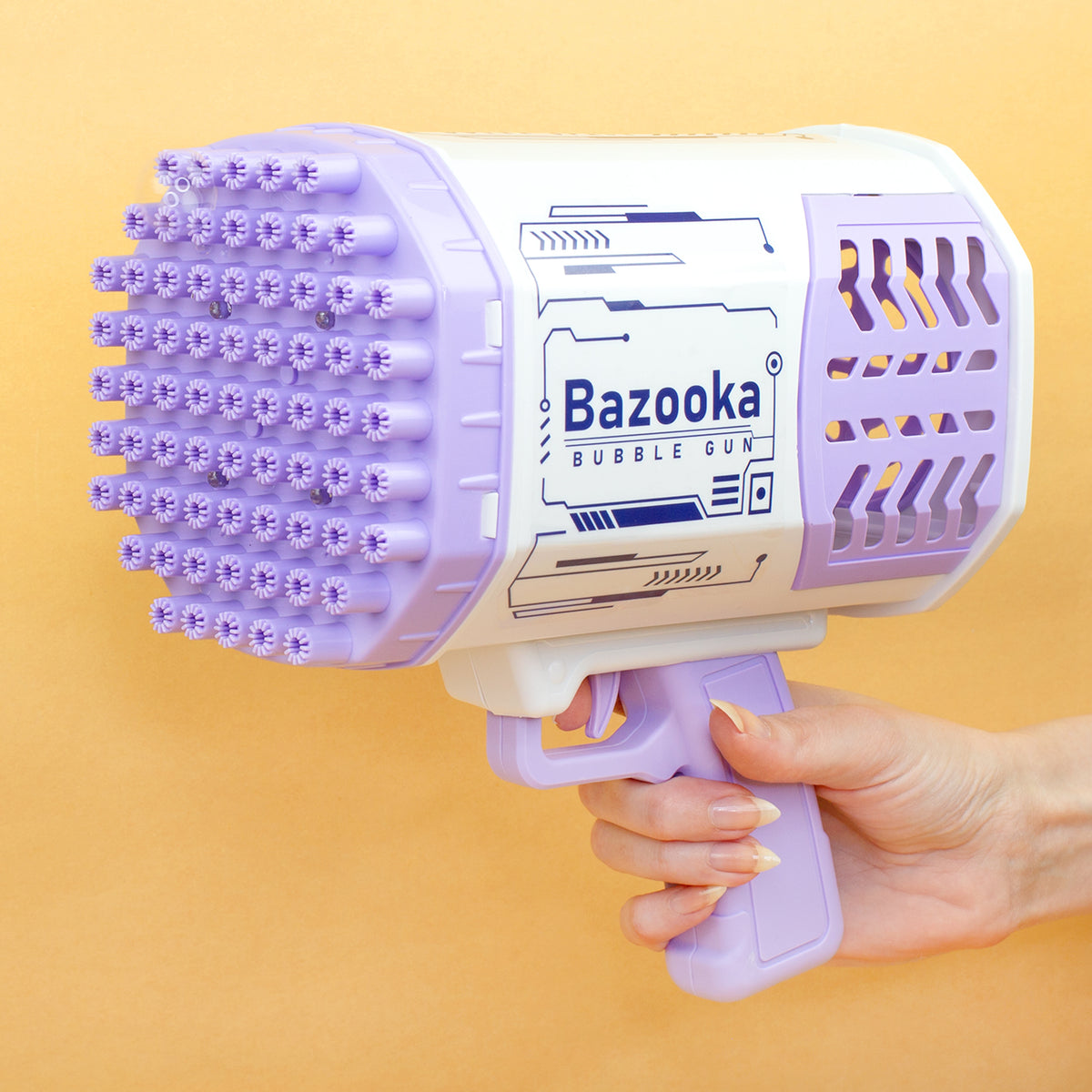 Nahaufnahme der weißen und lilafarbenen Bubble Gun Bazooka in der Hand