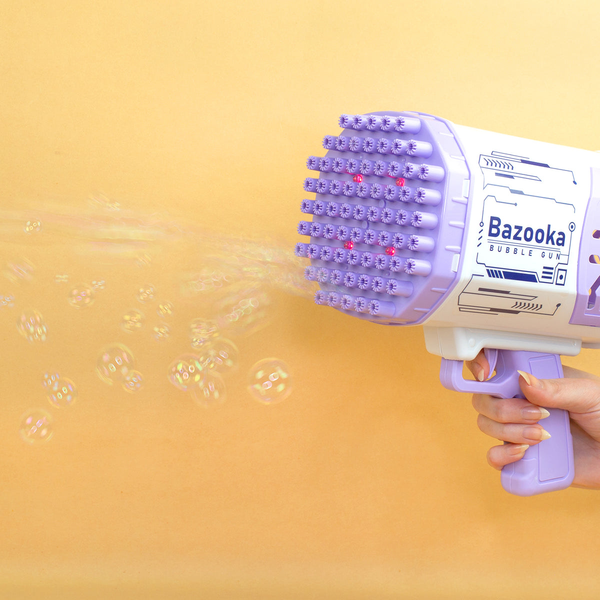 Seifenblasenpistole Bazooka mit LED-Lichtern und Seifenblasenstrahl auf gelbem Hintergrund