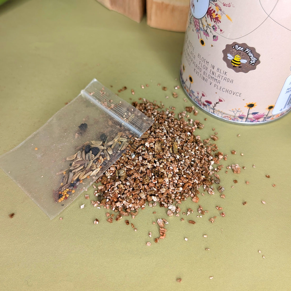Nahaufnahme des Samentütchens und der Samenmischung vor der Dose