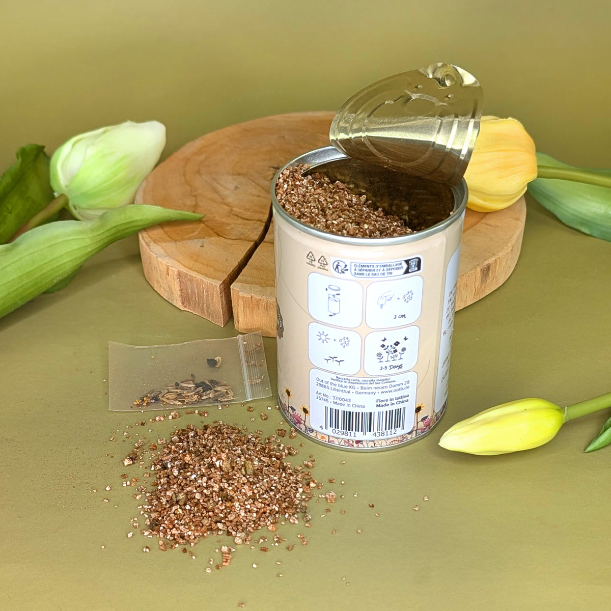 Blumendose geöffnet mit herausgefallenden Samen und Samentütchen