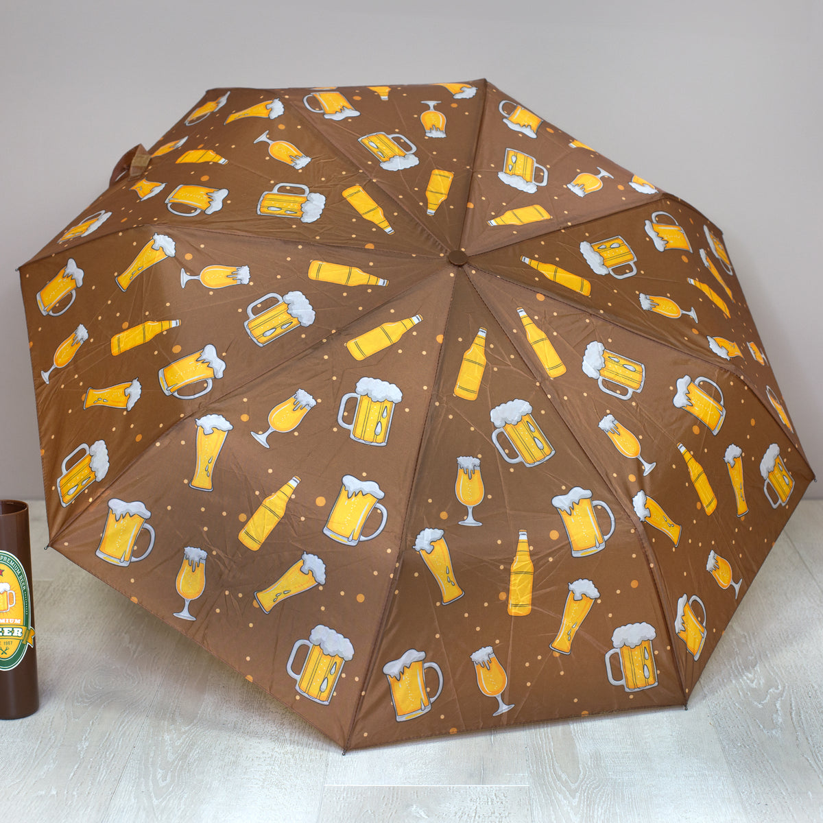 Taschen Regenschirm als Bierflasche