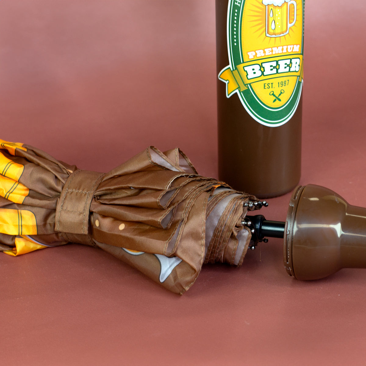 Taschen Regenschirm als Bierflasche