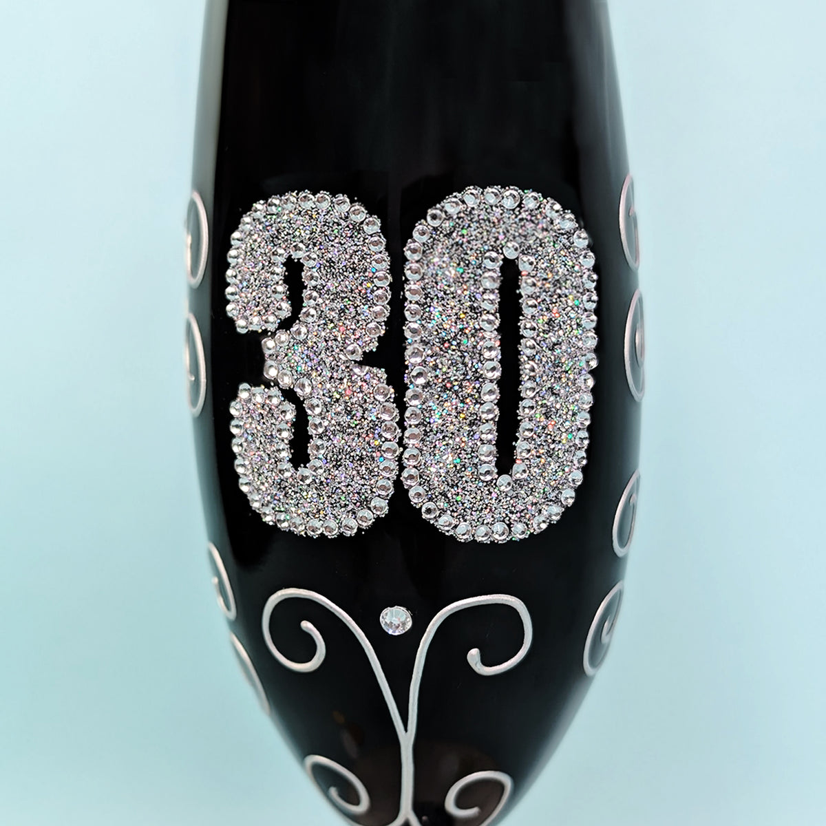 Perspektivische Ansicht des Sektglases mit funkelnder Zahl 30 und Ornamenten