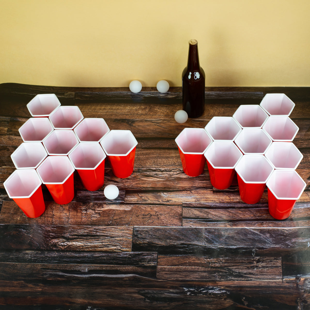 Beer Pong Spielaufbau mit gegenüberstehenden Becherformationen und Spielbällen