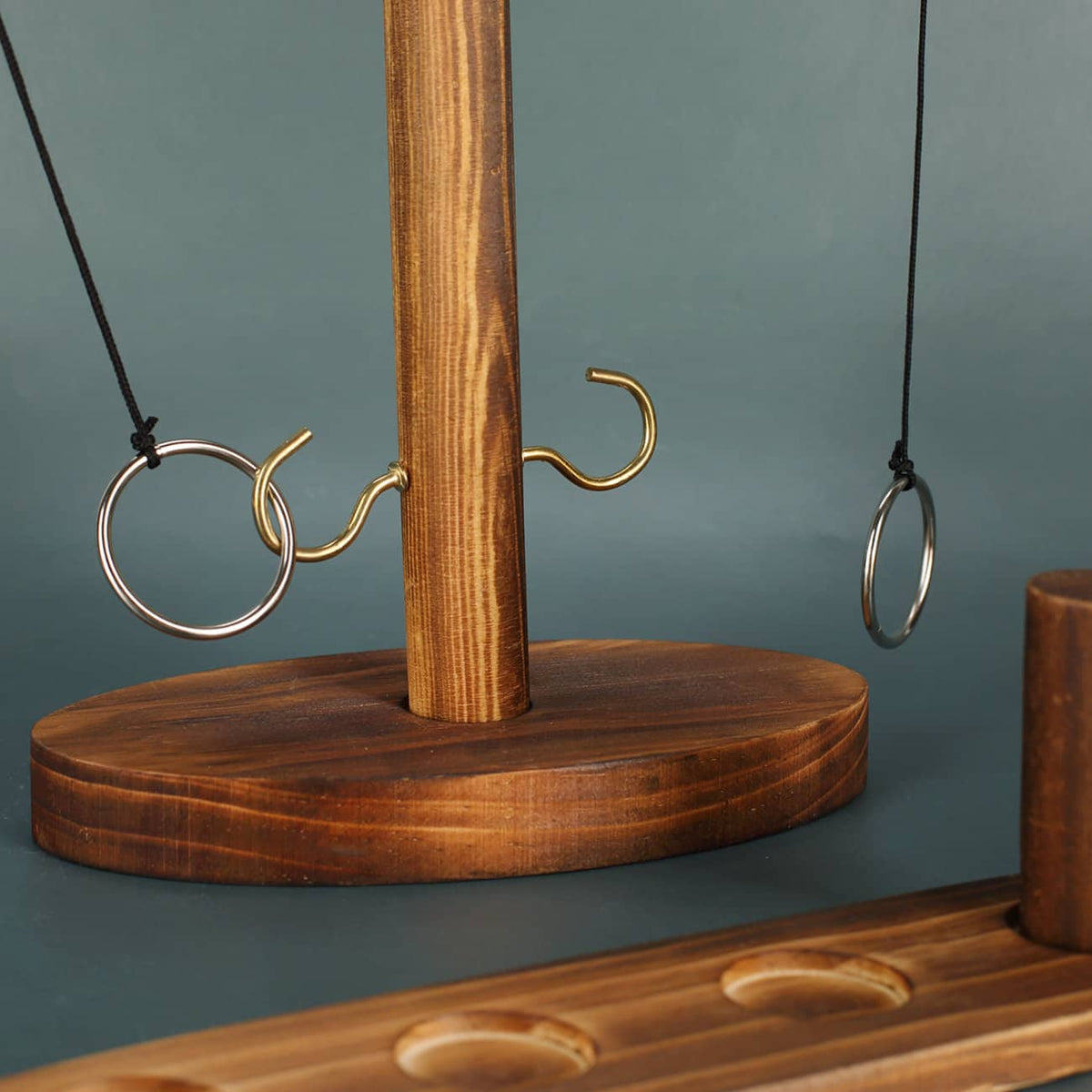 Ringe mit Haken aus Metall auf Holzgestell