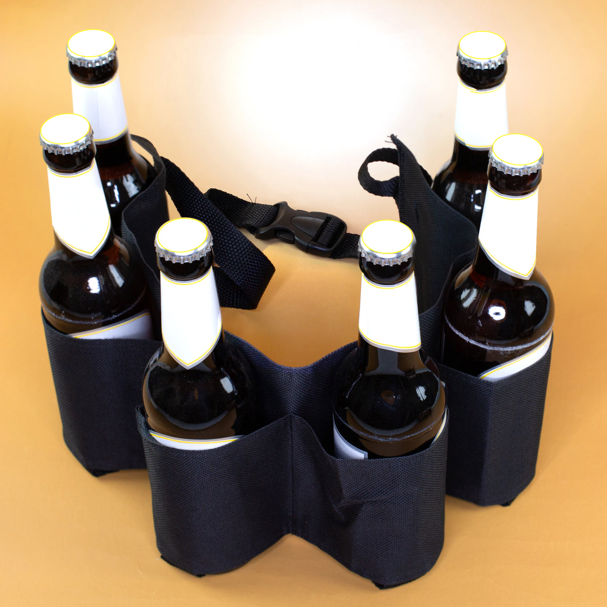 Schwarzer Biergürtel mit sechs Bierflaschen und integriertem Flaschenöffner