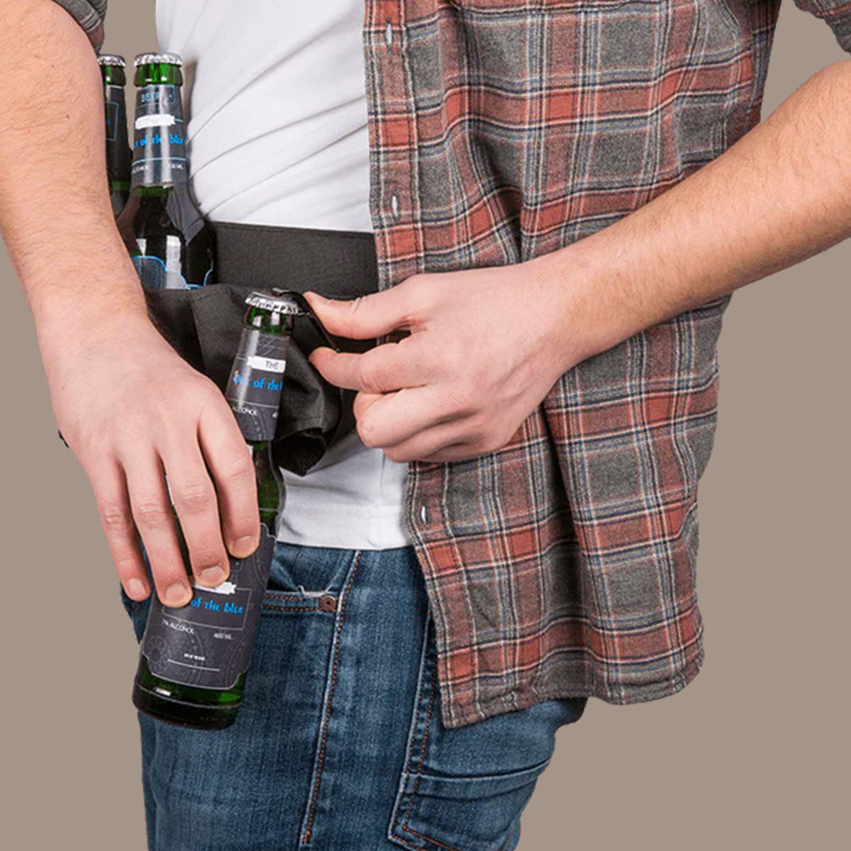 Metall-Flaschenöffner als praktisches Zubehör am Biergürtel für Vatertag und Partys