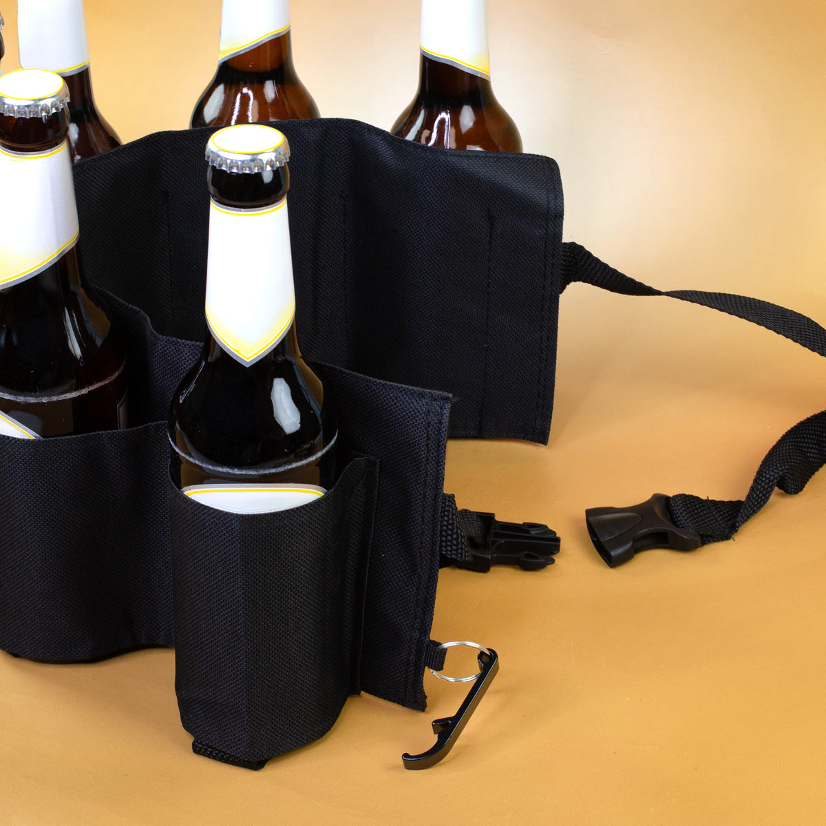 Geöffneter Biergürtel mit Flaschenhaltern und Verschluss im Detail