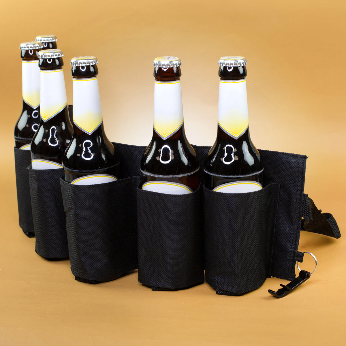 Detailansicht des Biergürtels mit eingesetzten Bierflaschen und Getränkehaltern