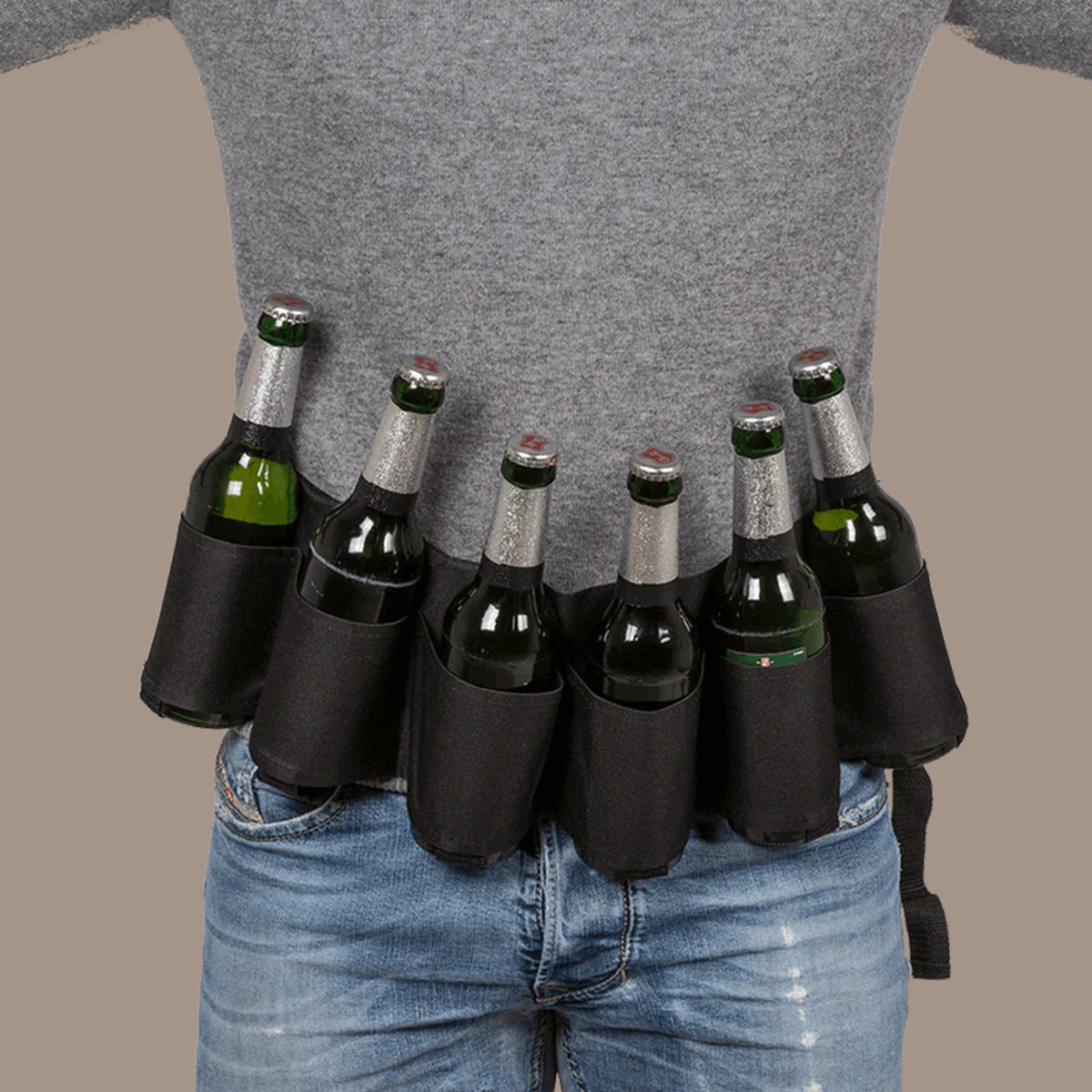 Biergürtel mit sechs Bierflaschen als praktisches Party-Accessoire für Männer