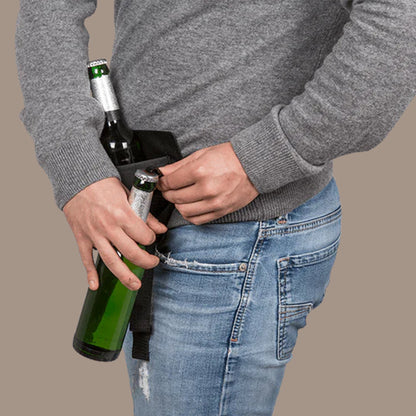 Person entnimmt Bierflasche aus dem schwarzen Bierhalter-Gürtel beim Grillabend