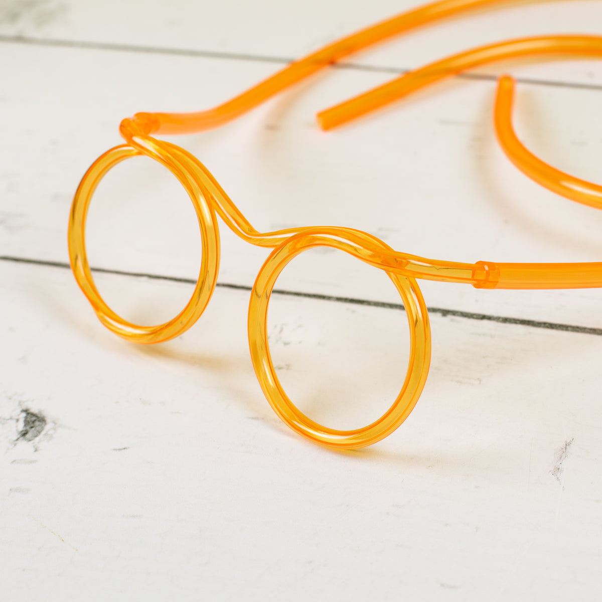Orange Trinkschlauch-Brille – Detailansicht der runden Brillenform mit integriertem Trinkschlauch aus TPU
