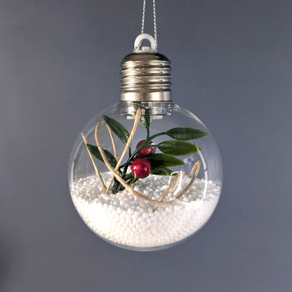 Runde LED-Christbaumkugel mit weißen Styroporkugeln, grünem Zweig und roten Beeren.